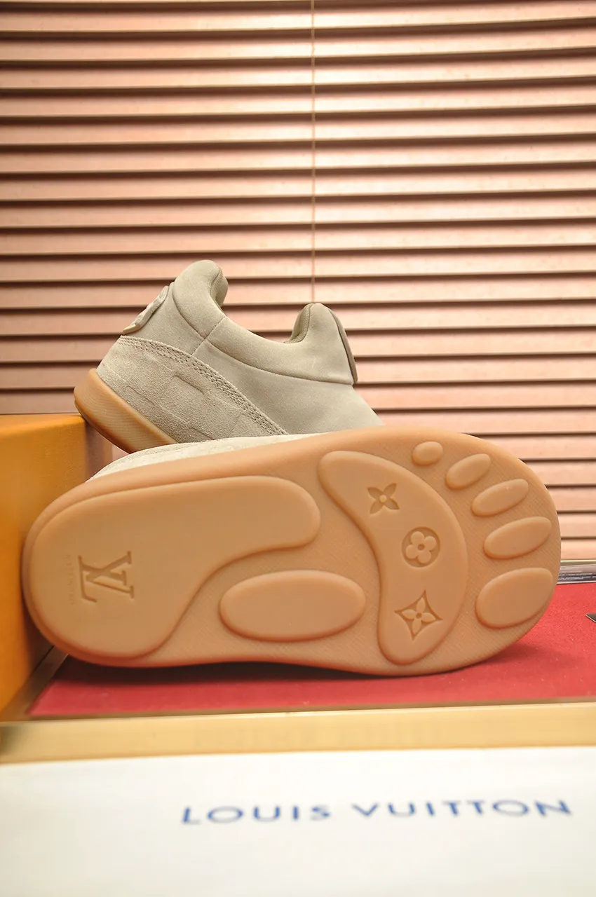 Men's men's shoes💰700💶 🔥New style🔥 LV co-branded nigo, ugly and cute😍Many Internet celebrities have put on their shoes, classic and versatile items.  ❄️Fabric: Imported high mercerized cow suede. ❄️Inner lining: high-grade elastic mesh, ❄️Outsole: original molded outsole, palm print rubber outsole with hidden L letter and Monongram flower ❄️Size: Female 35-41 (Female 41 customized), Male 39-46 (45-46 customized)